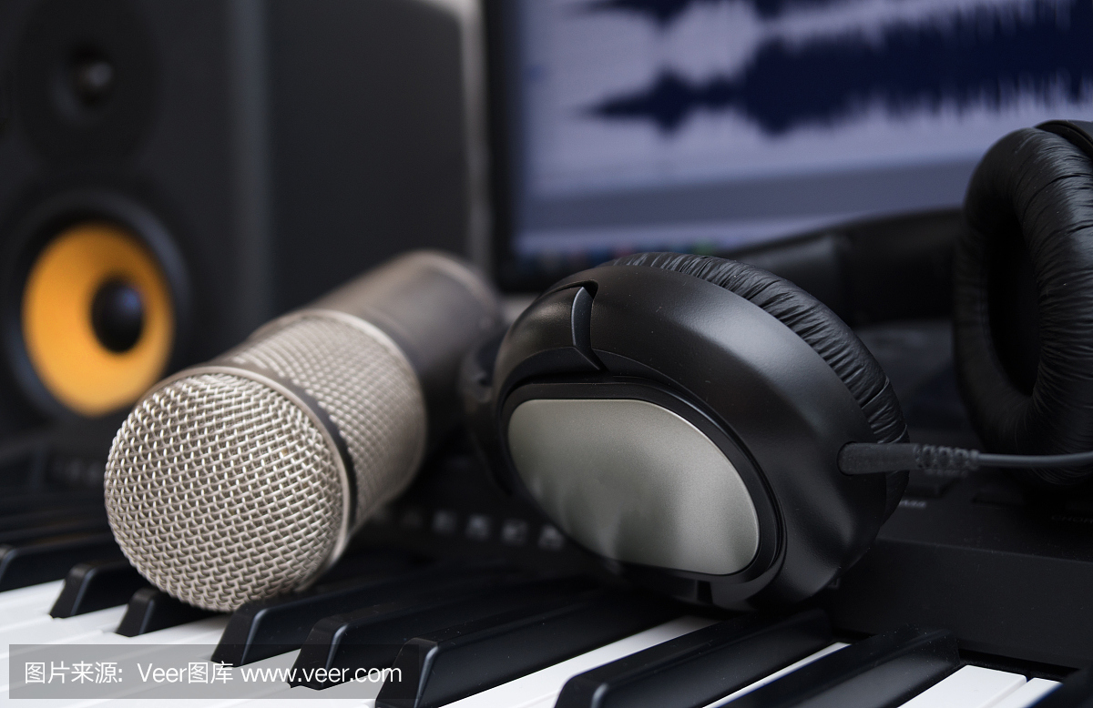 混頻器,電容麥克風(fēng)和專業(yè)監(jiān)視器。家庭音樂工作室的概念。